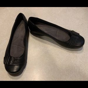 Clarks bendable, black flats